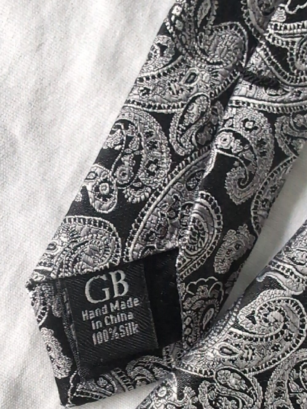 Geoffrey Beene Black and Silver Paisley Silk Tie - Picture 3 of 7